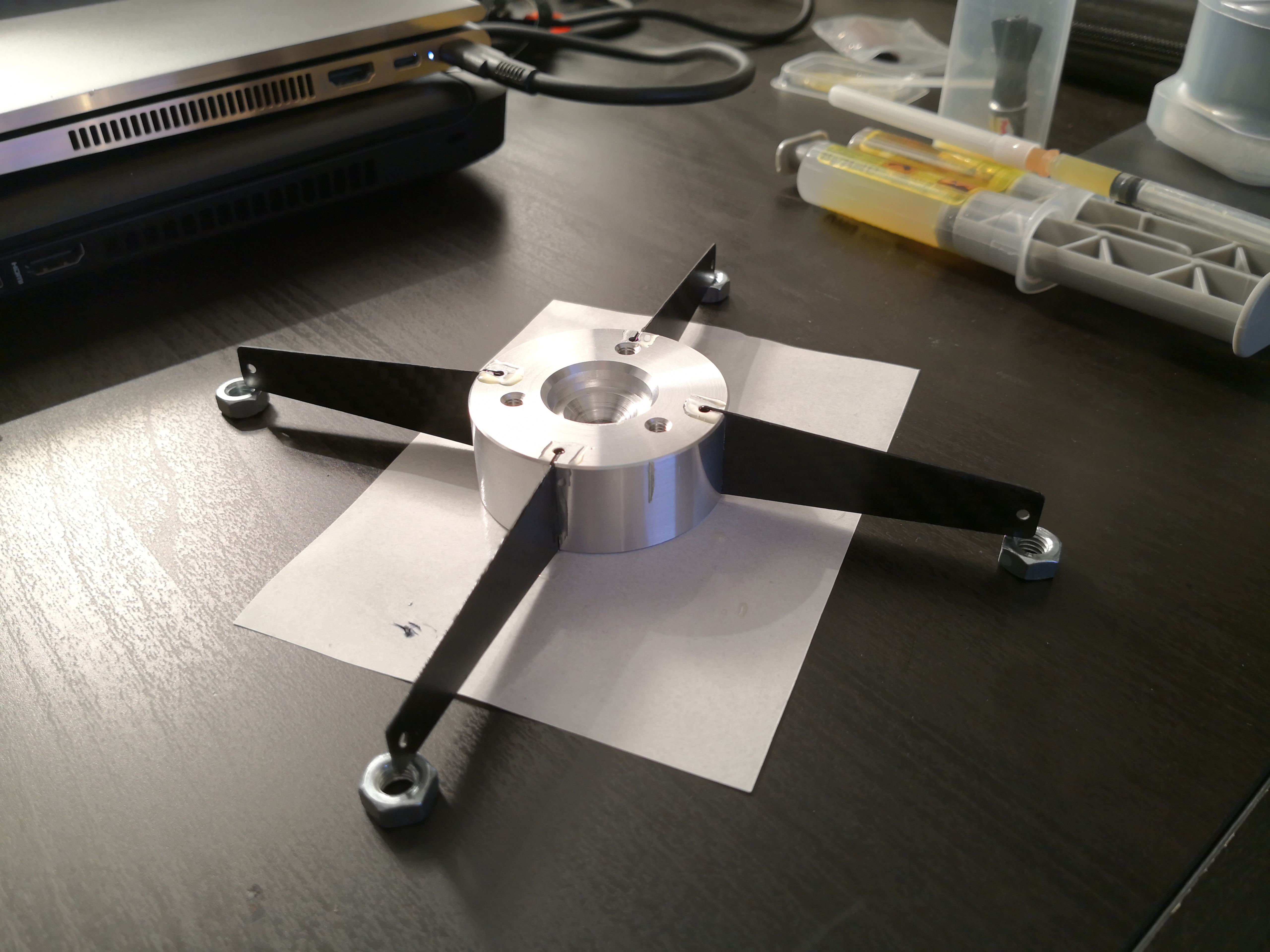 Einkleben der Carbon-Fangspiegelstreben 